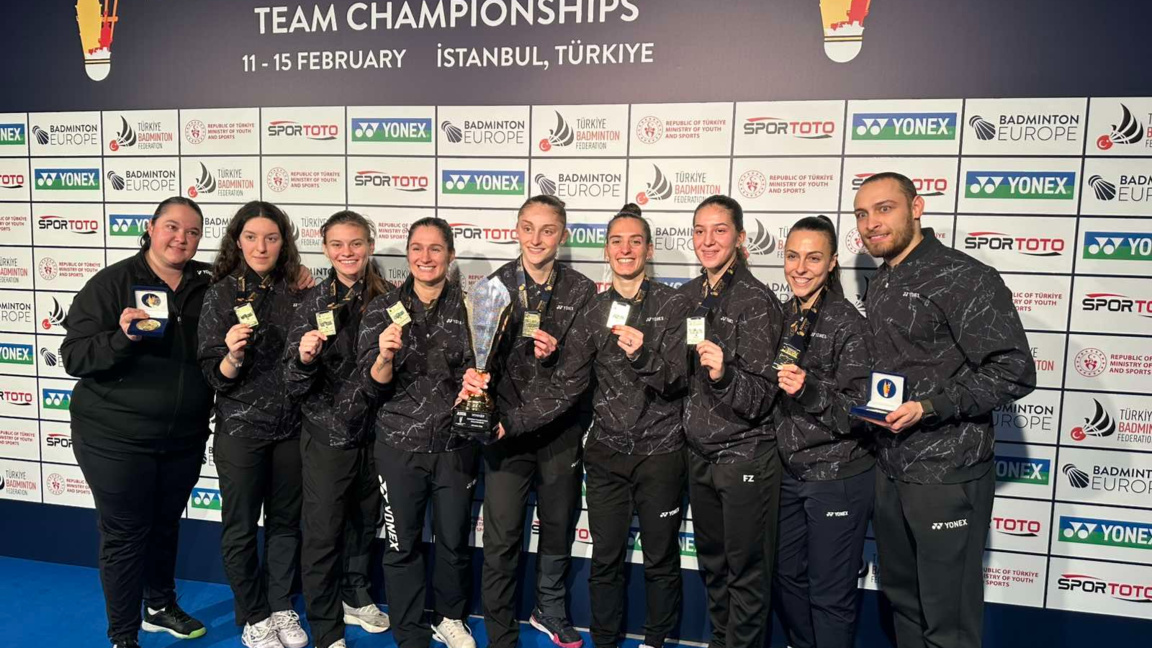 Петя Неделчева (първата вляво) ще води отбора в Хорсенс.