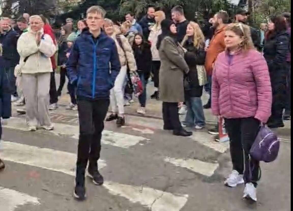 Жители на "Горубляне" блокираха "Самоковско шосе" в подкрепа на директора на 82-о училище