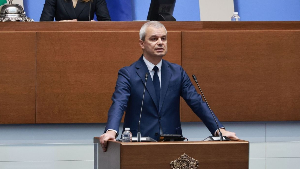 Костадинов: Бившият президент осигурява време на олигархията