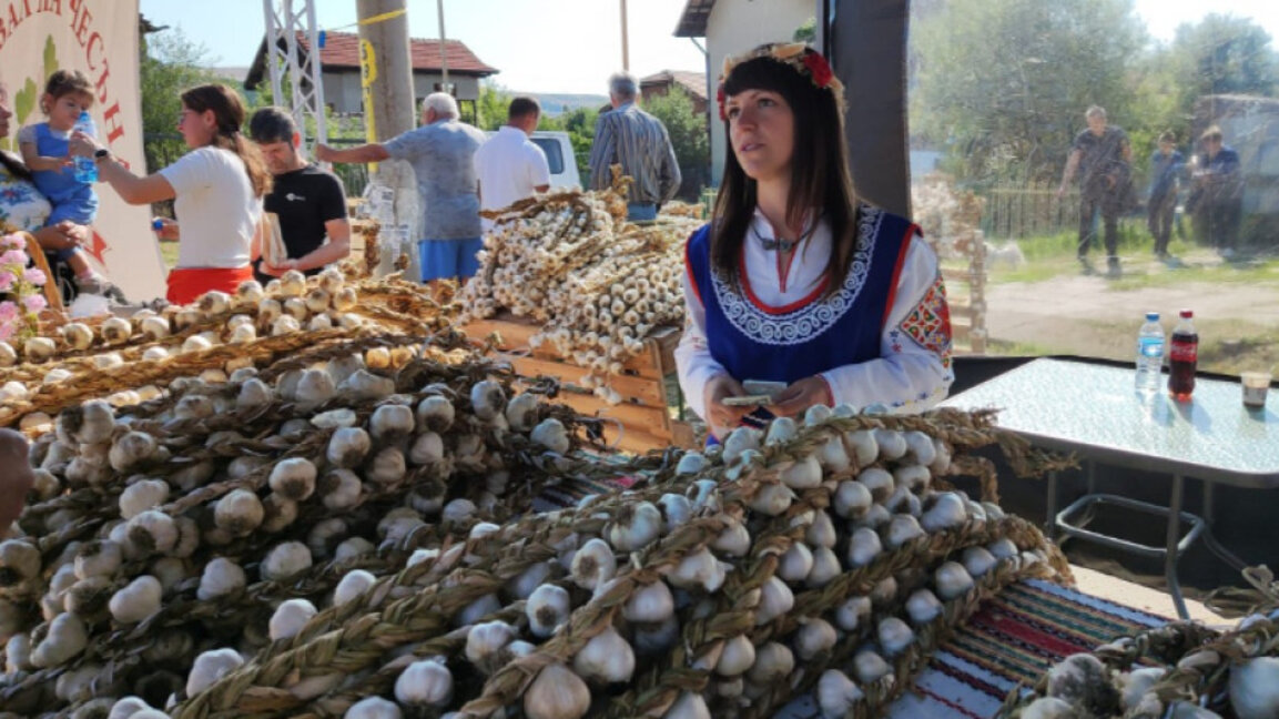 Dorf Dolni Rakowez lädt zum Knoblauchfestival ein