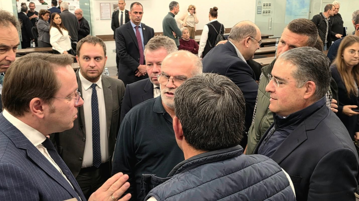 Еврокомисарят по здравеопазване и хуманно  отношение към животните Оливер Вархеи (вляво) в Никозия