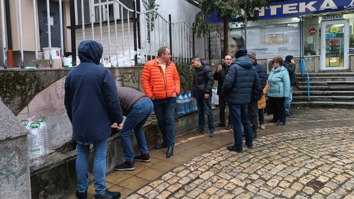 Чакаме водата по принуда и с неудоволствие