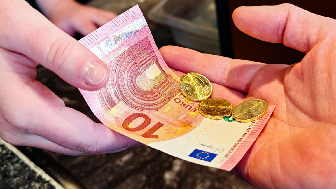 От 1 януари еврото е официалната валута на България