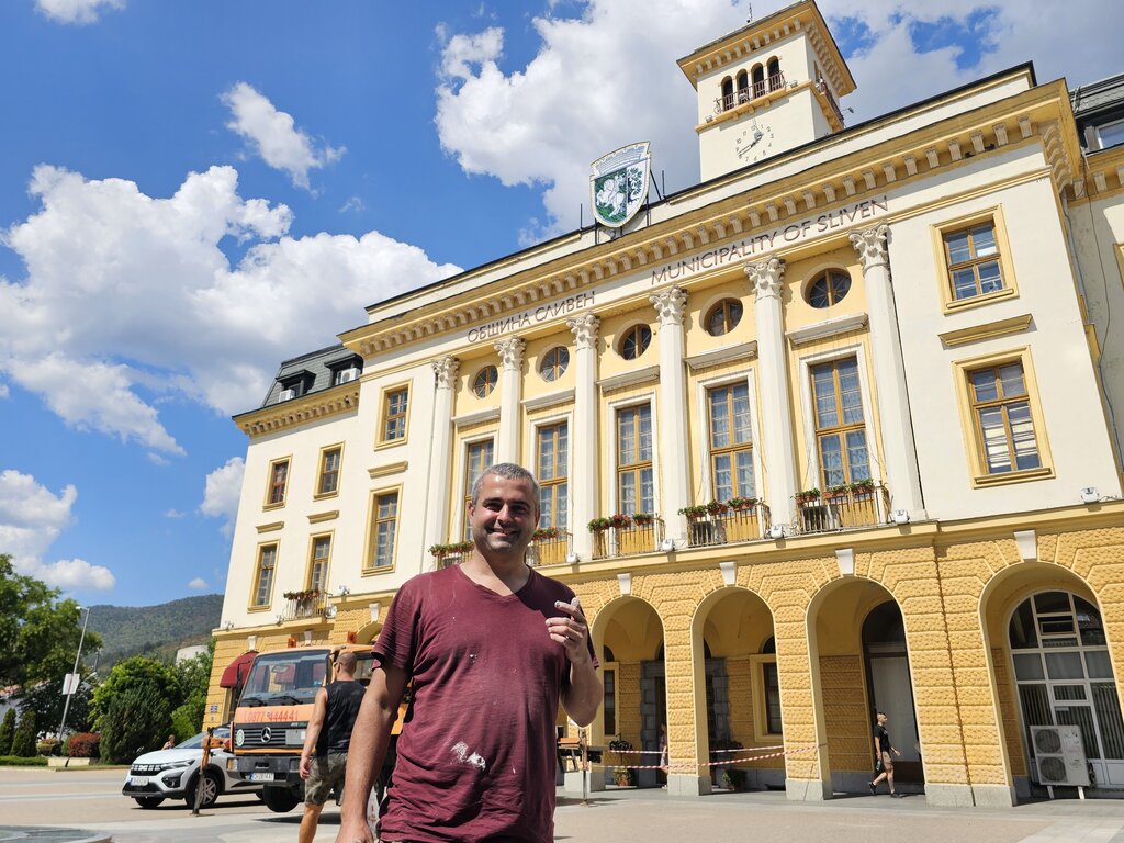 Обновиха герба на Община Сливен върху фасадата на административната сграда