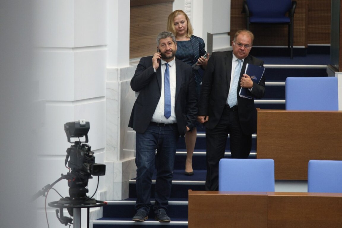 На заседанието на Народното събрание - 25 септември 2023 г.; На снимката: Христо Иванов, Надежда Йорданова, Радомир Чолаков.