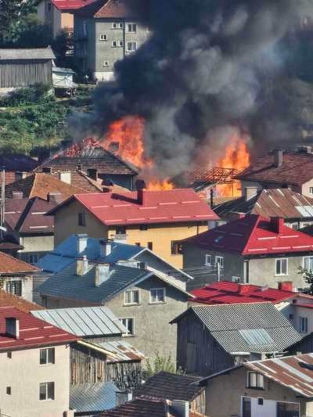 Пожар в Сърница изпепели 10 сгради, няма пострадали хора