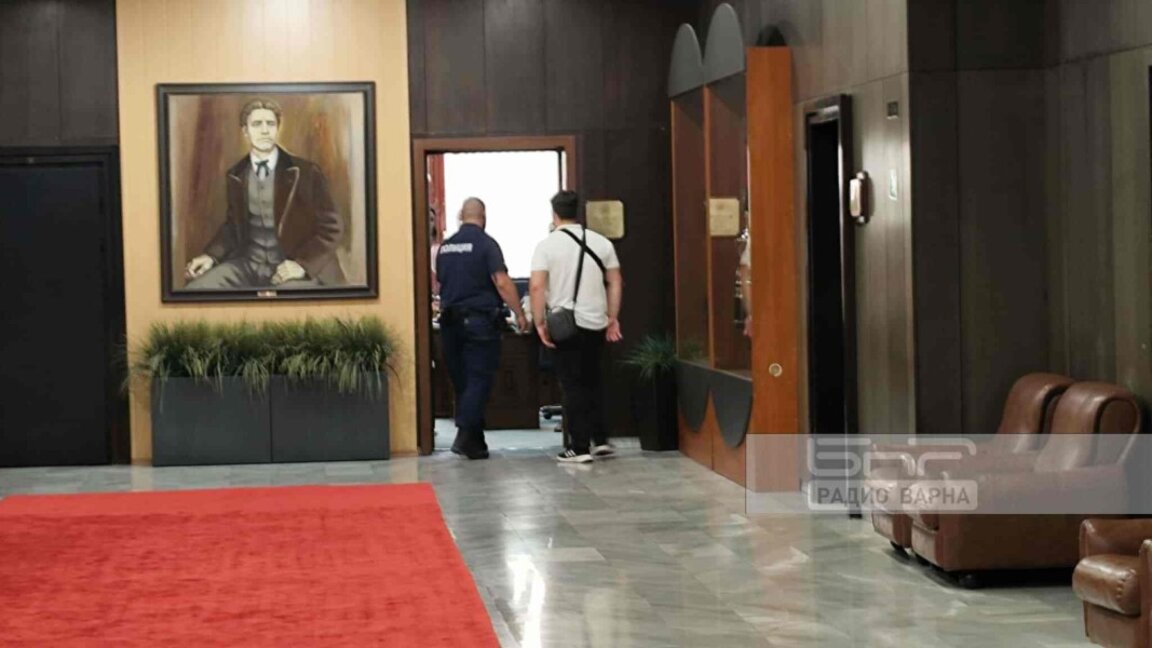 Антикорупционната комисия влезе в Община Варна