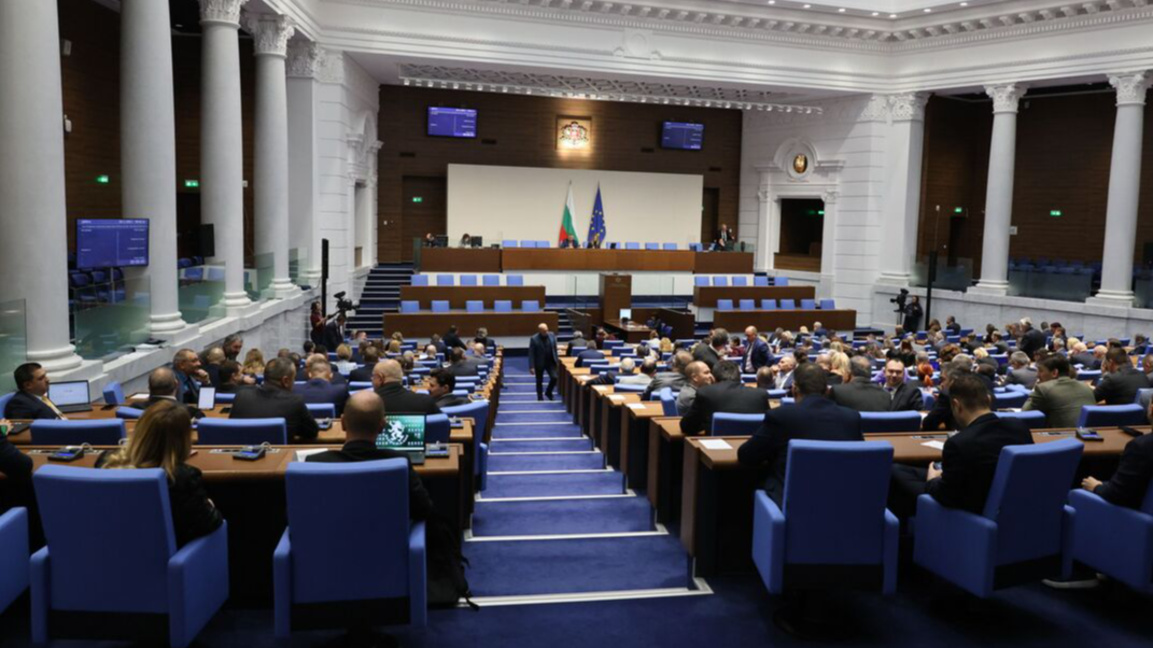 Три парламентарни групи поискаха оставката на правителството