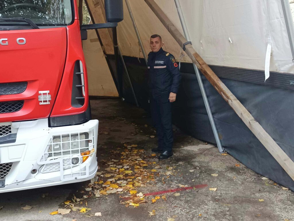 Пожарникари от звеното в Златни пясъци в протестна готовност 