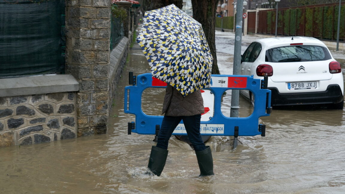 Издирват 7 души след наводненията в Испания
