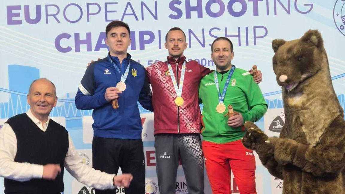 Самуил Донков (вдясно) при награждаването.