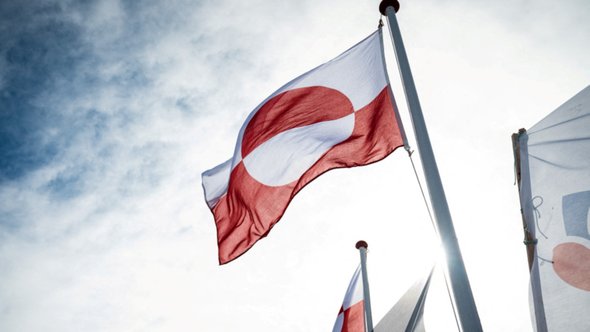 Флагът на Гренландия се развява в столицата Нуук.