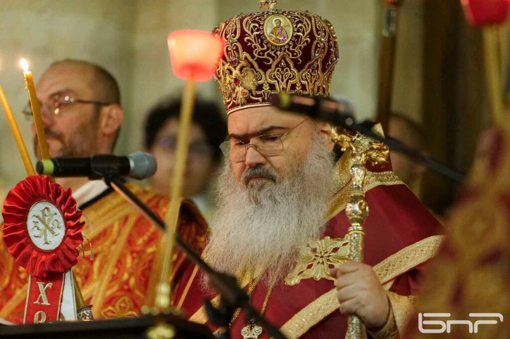 Стотици варненци посрещнаха Възкресение Христово в катедралния храм "Свето Успение Богородично"