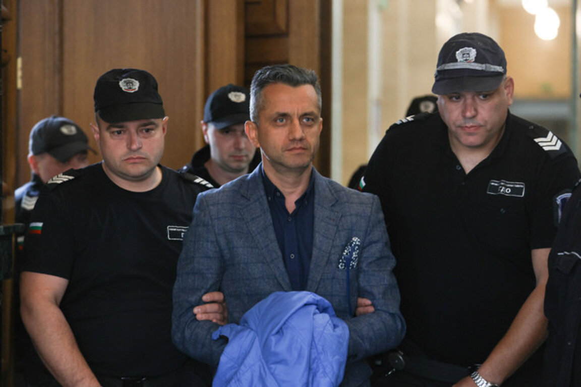 Пуснаха под домашен арест бившия шеф на митницата