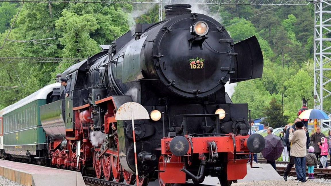 Weihnachtsmann und Schneewittchen steigen in die festlichen Züge der BDŽ