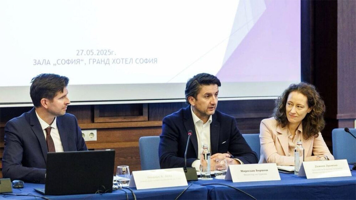 Miroslav Borșrș (în centru)