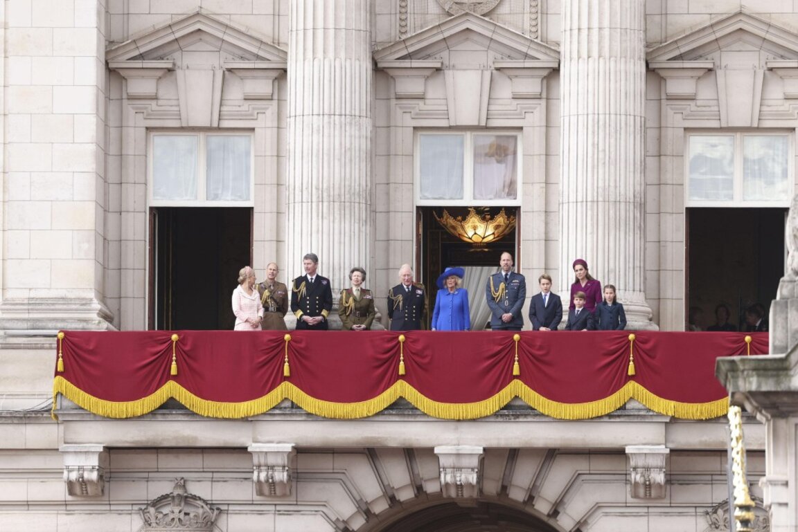 Членовете на британското кралско семейство на балкона на Бъкингамския дворец, Лондон, 5 май 2025 г.