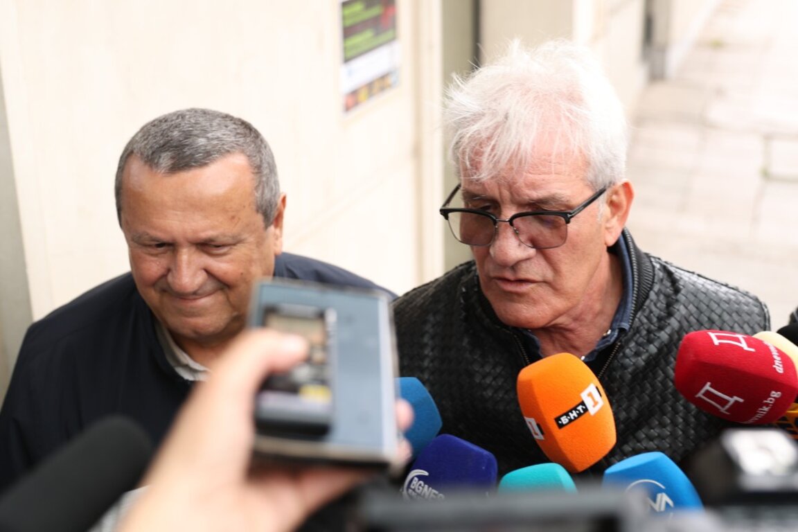 Народните представители от "Демокрация, права и свободи - ДПС" Хасан Адемов и Рамадан Аталай (вдясно) - 27 май 2025 г.