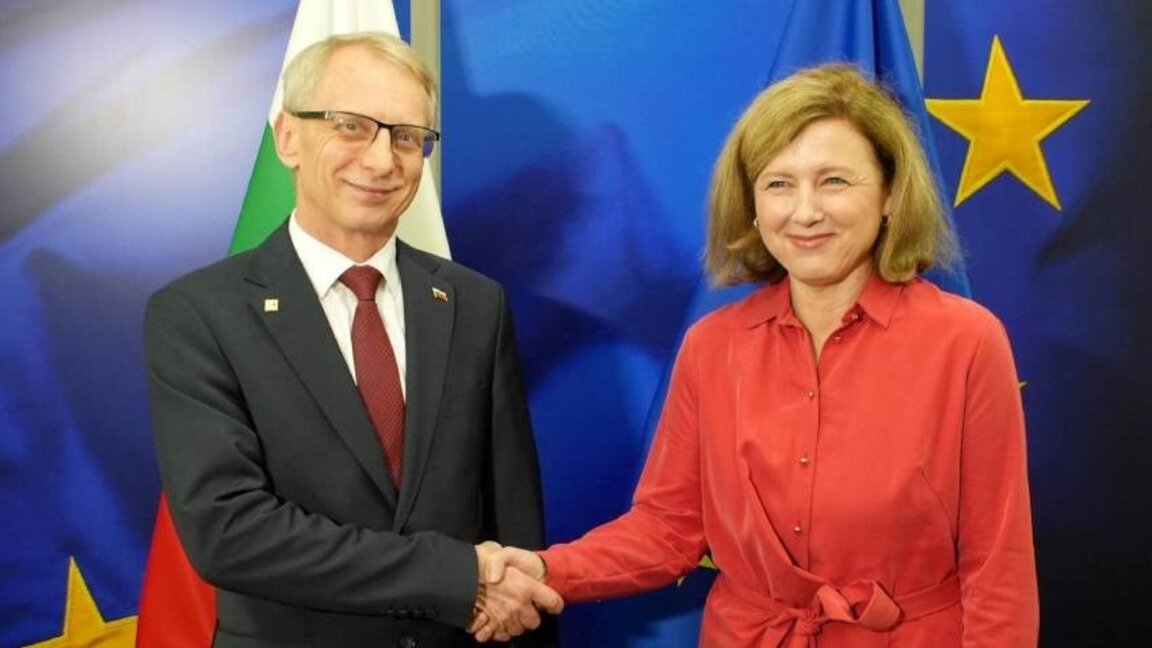 Vicepreședintele Comisiei Europene, Vera Yourovași premierul Bulgariei, Acad. Nikolai Denkov