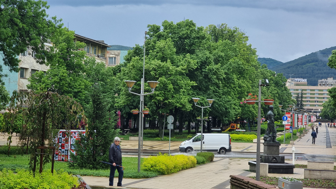 Weather remains unstable, alternating sunshine and precipitation