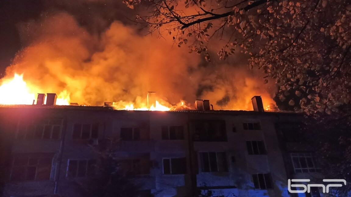 Ремонтират покрива на опожарения преди година блок в Стара Загора