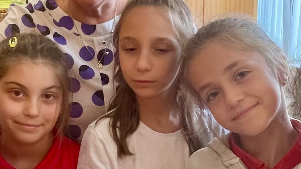 Деца написаха писма до баба и дядо на ръка 