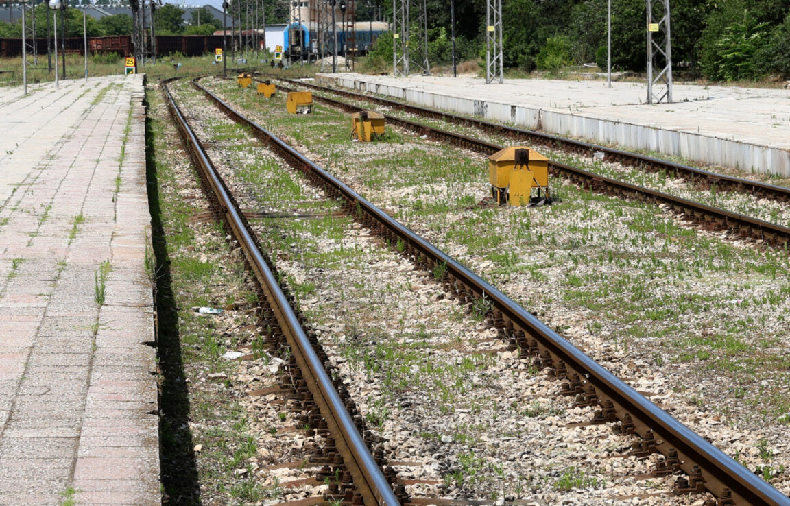 Влак блъсна човек на железопътната линия в Трявна