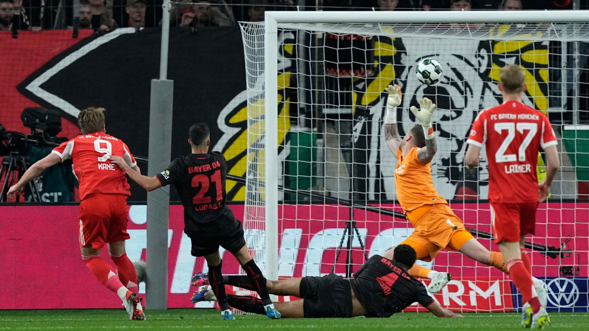 Хари Кейн (№9) вкарва първия гол за Байерн срещу Байер (Леверкузен).