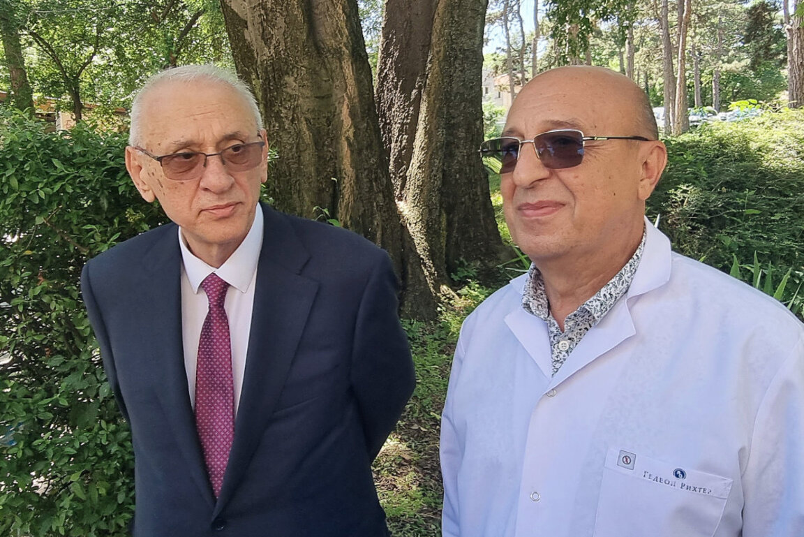 Министърът на здравеопазването доц. д-р Силви Кирилов (вляво) и директорът на МБАЛ - Шумен д-р Димитър Костов (вдясно).