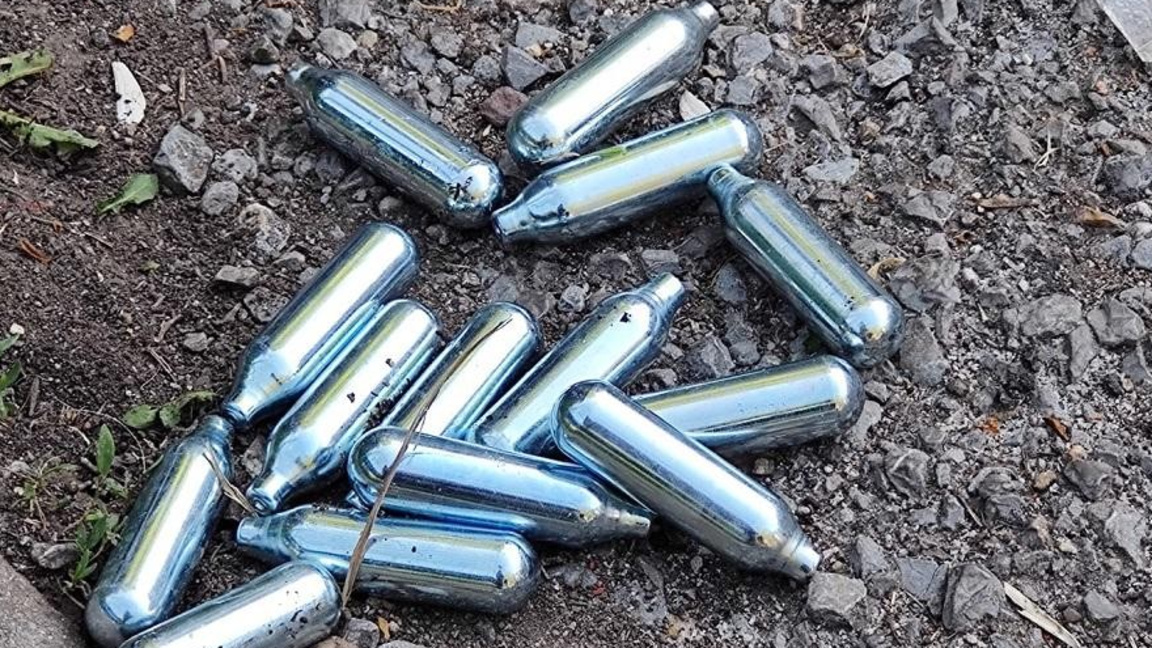 В пазарджишкото село Братаница полицаи иззеха 29 флакона с райски газ