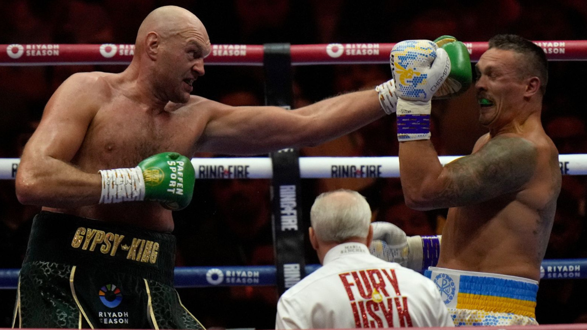Тайсън Фюри (вляво) игра за последно срещу Олександър Усик.