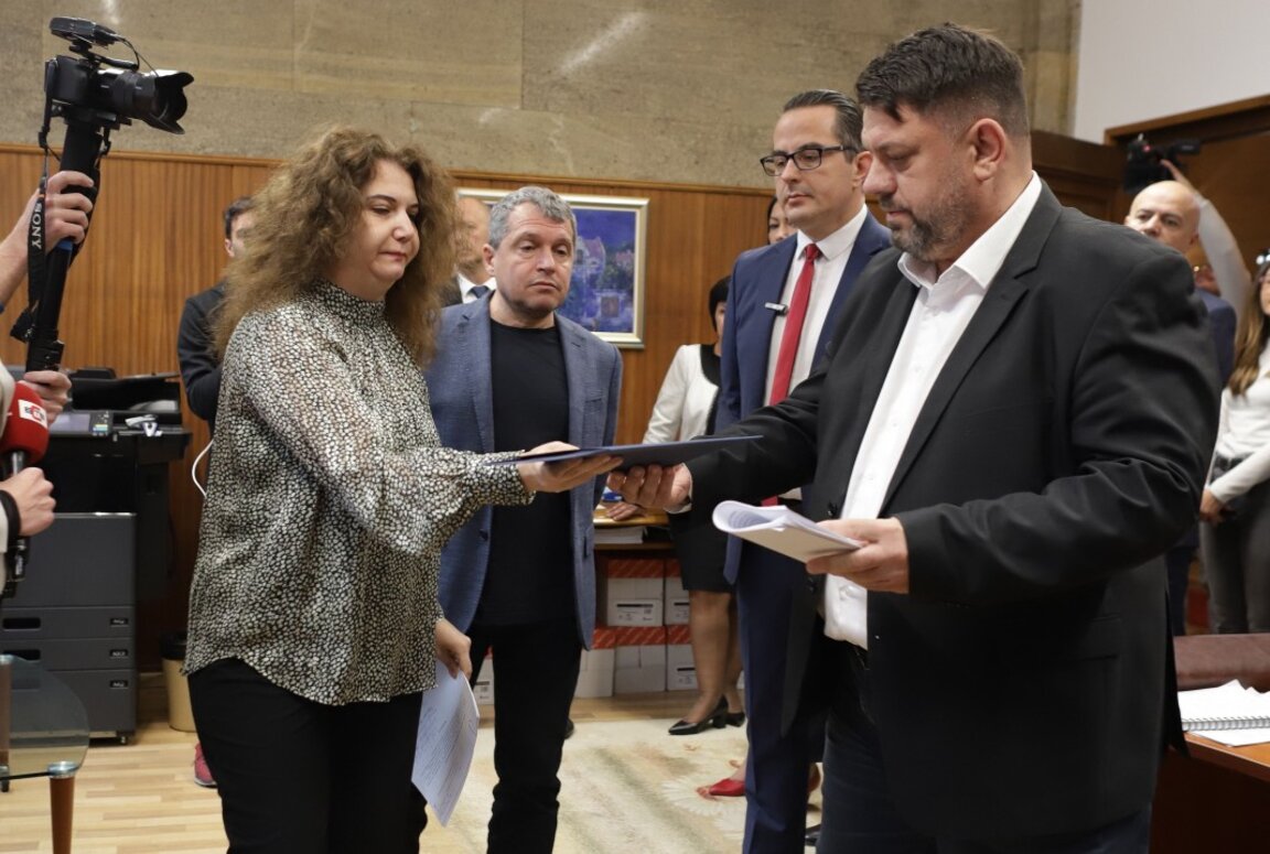 Тошко Йорданов от ИТН, Цончо Ганев от "Възраждане" и Атанас Зафиров от БСП (отляво надясно) внесоха вот на недоверие към правителството