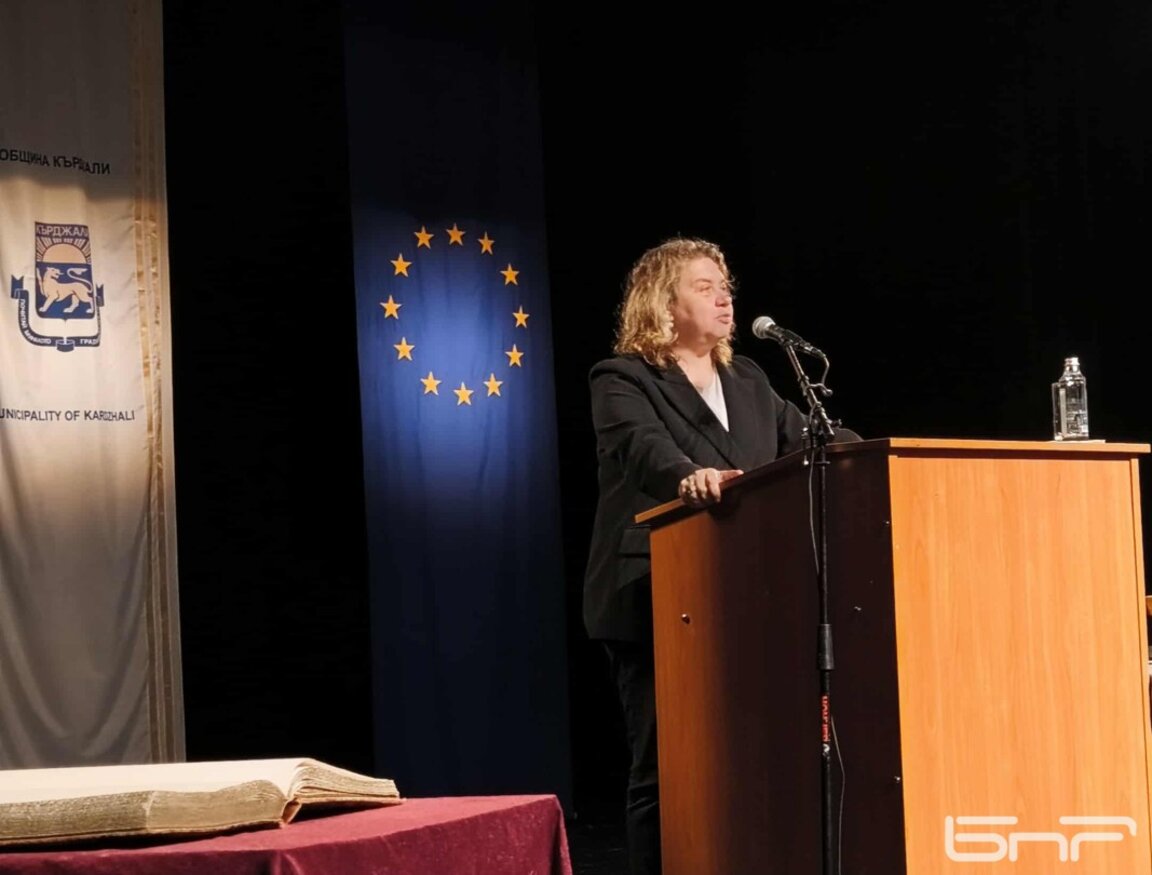 Наталия Киселова по време на тържествената сесия на Общинския съвет в Кърджали