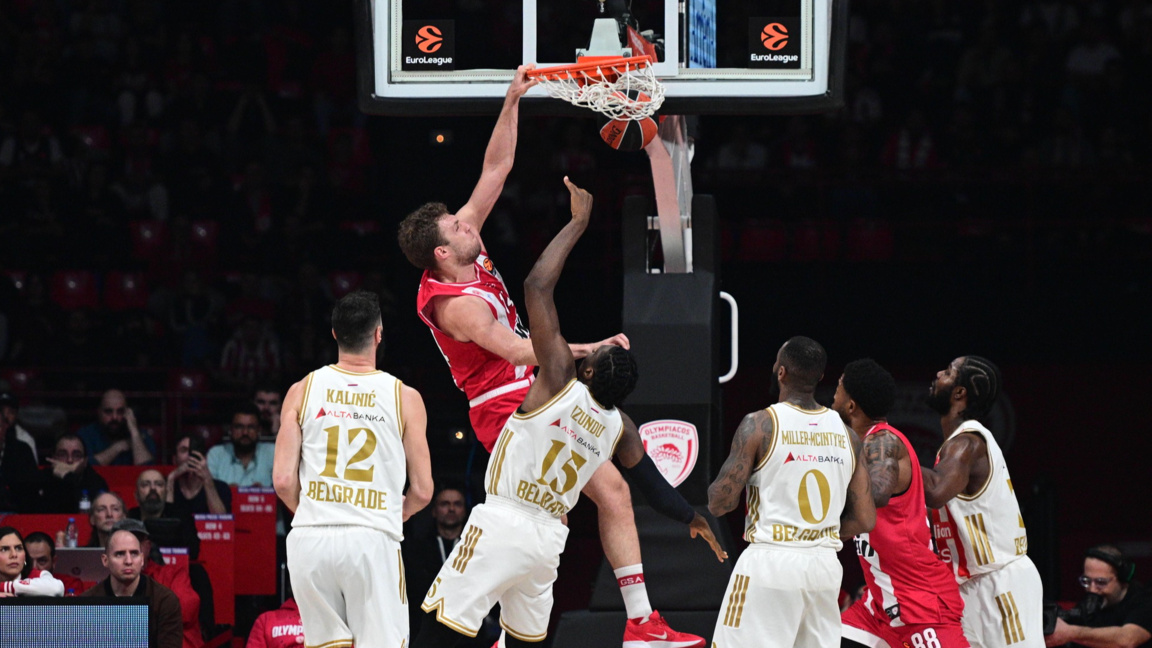 Крилото на Олимпиакос Александър Везенков забива в коша на съперника.