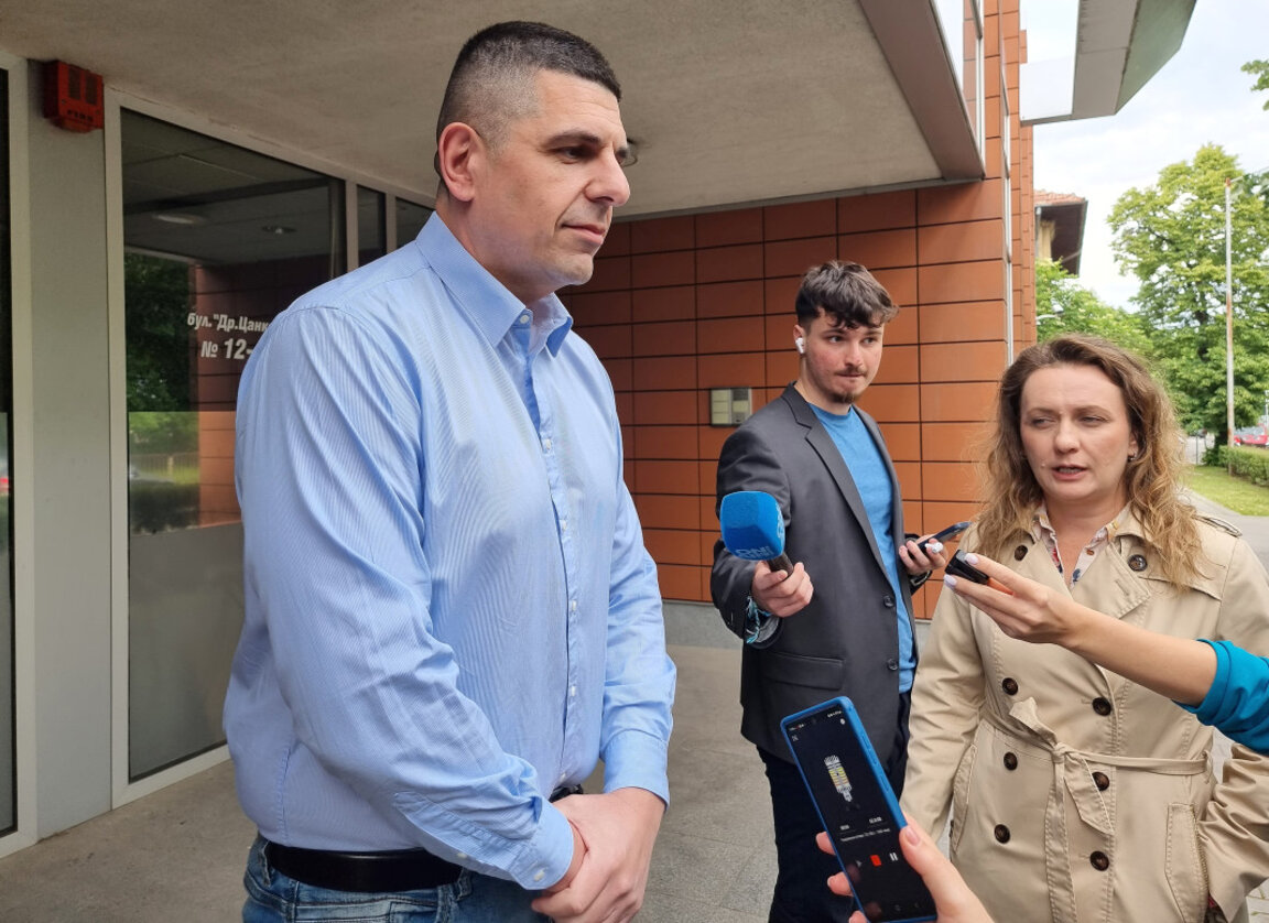 Съпредседателят на "Да, България" Ивайло Мирчев (вляво) коментира новината, че Джевдет Чакъров подава оставка като председател на партия ДПС след среща с Делян Пеевски.