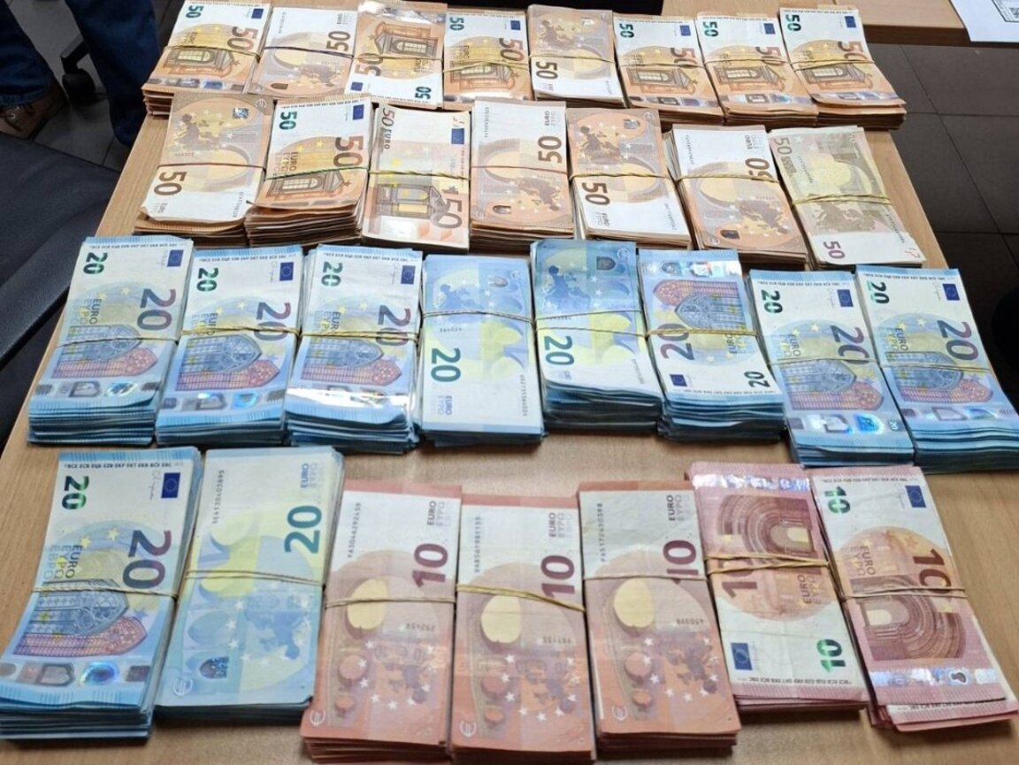 Митнически служители откриха недекларирани близо 100 000 евро в шофьорската кабина