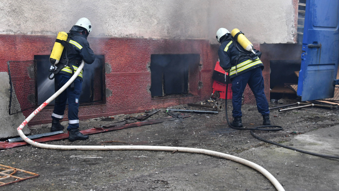 Пожарникарите овладяха пожар в склад в Хасково