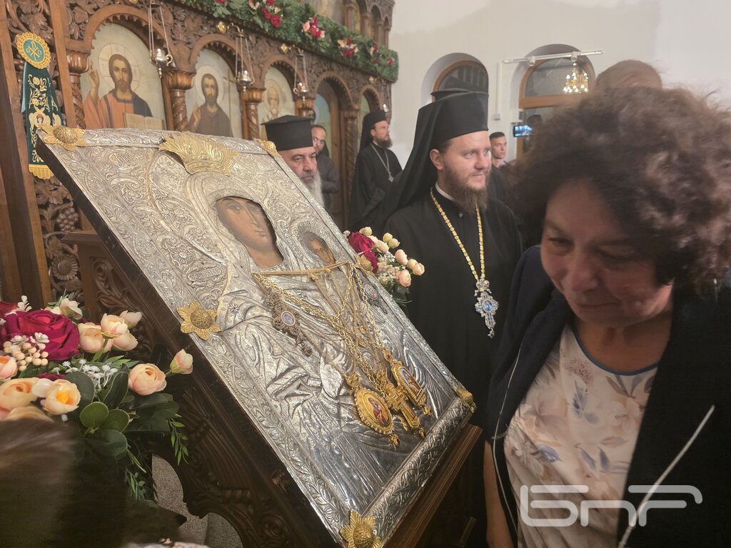 Кметът Себихан Мехмед също се поклони и целуна с молитва образа на Пресветата майка
