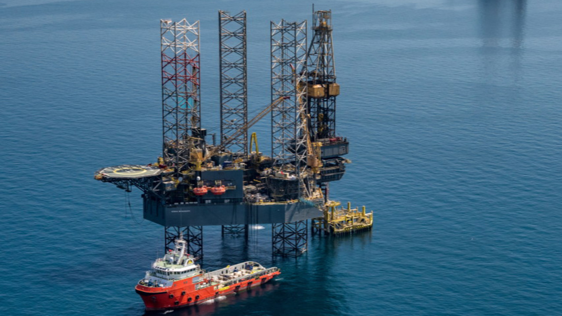 Изображение, предоставено от саудитската петролна компания Saudi Aramco, показва платформи в находището Хасбах, Саудитска Арабия, архив.