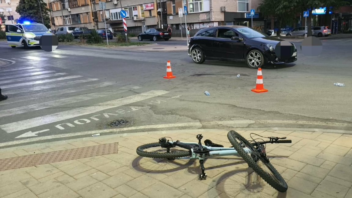 Кола блъсна дете-колоездач на кръстовище в Кърджали