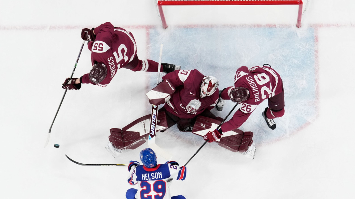 Брок Нелсън от САЩ стреля към вратата на Латвия