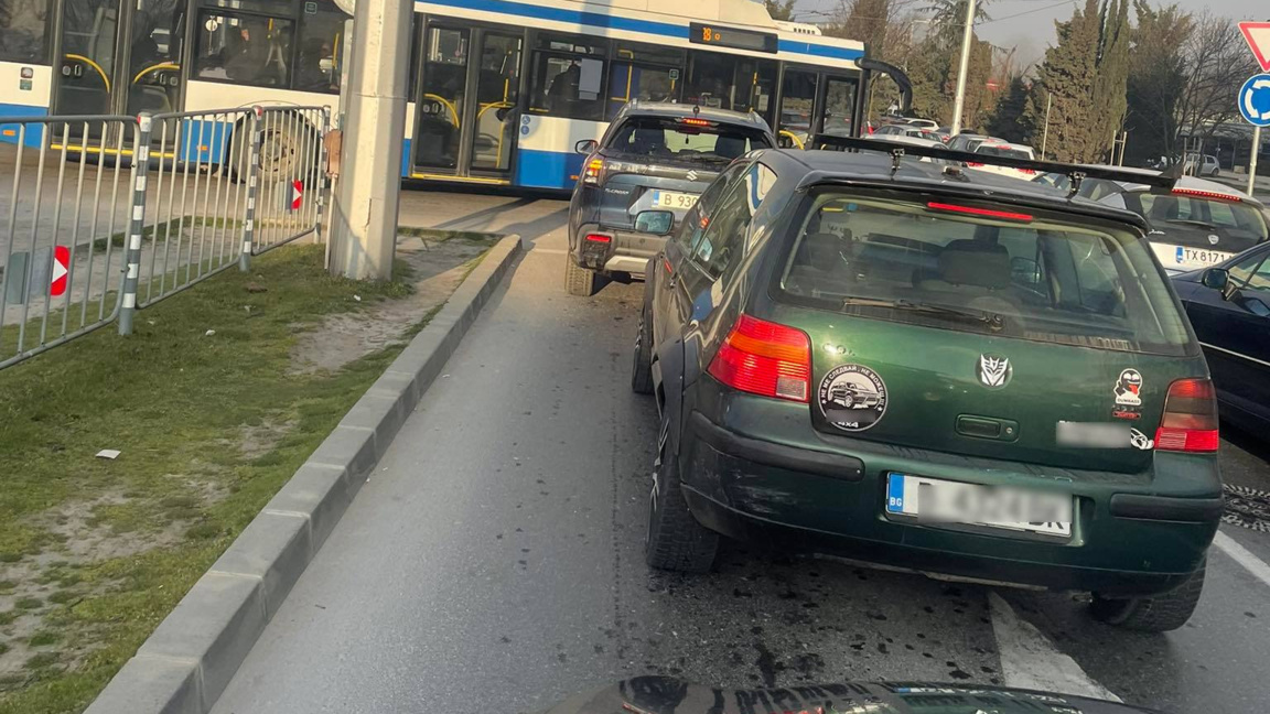 Задръстване на Аспаруховия мост заради катастрофи и аварирал автомобил