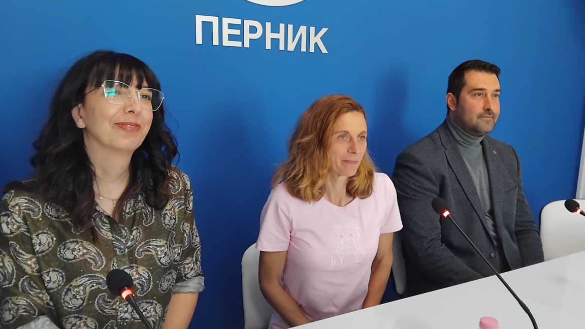 От ляво надясно/ Екатерина Мангейна, Милка Михайлова и  секретарят на община Перник Иво Симеонов