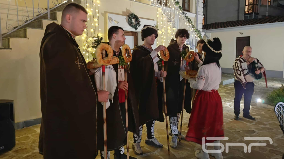 Трето поколение коледари пазят традицията в бургаския кв. Крайморие