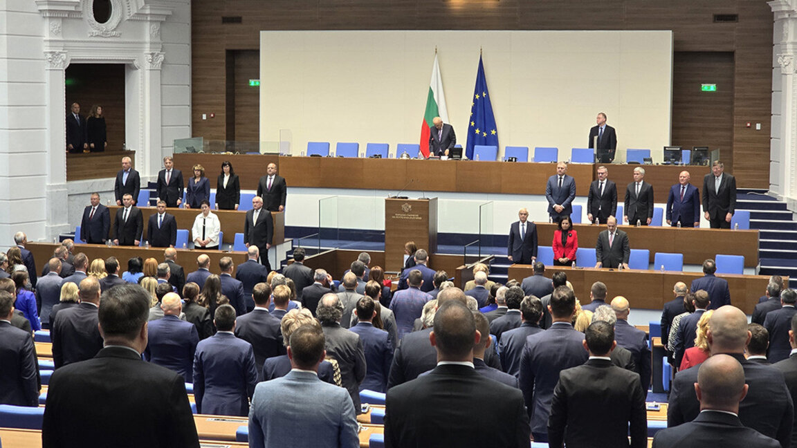 Анализатори: Сцената на политическия театър е пренаредена