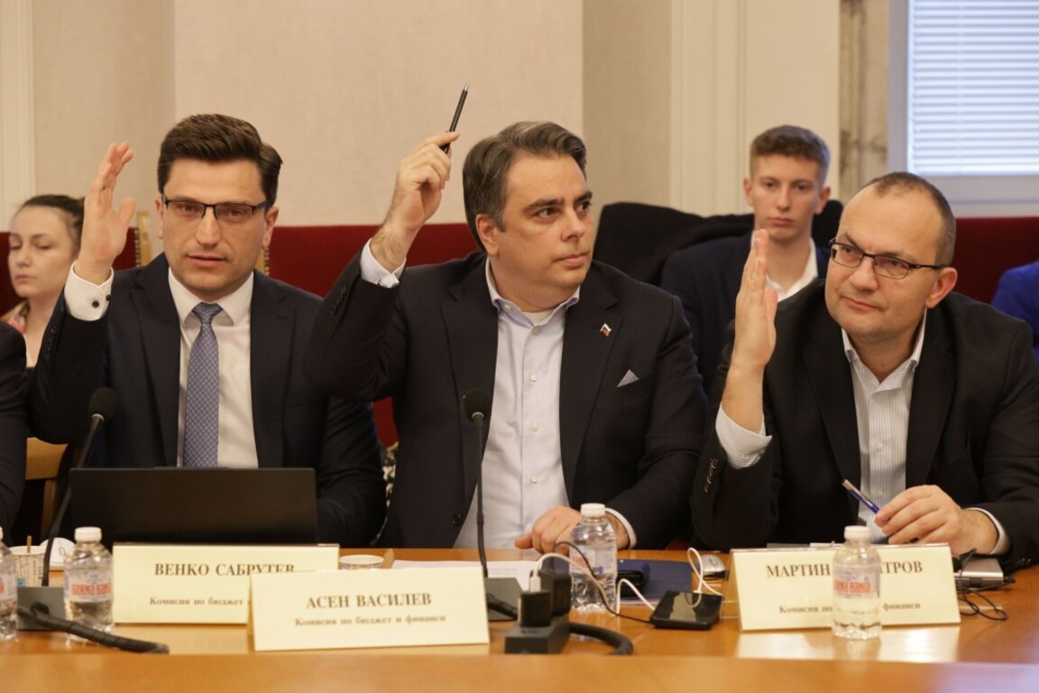 Депутатите от ПП-ДБ Венко Сабрутев, Асен Василев и Мартин Димитров (от ляво надясно) на заседанието на Комисията по бюджет и финанси - 14 януари 2025 г.