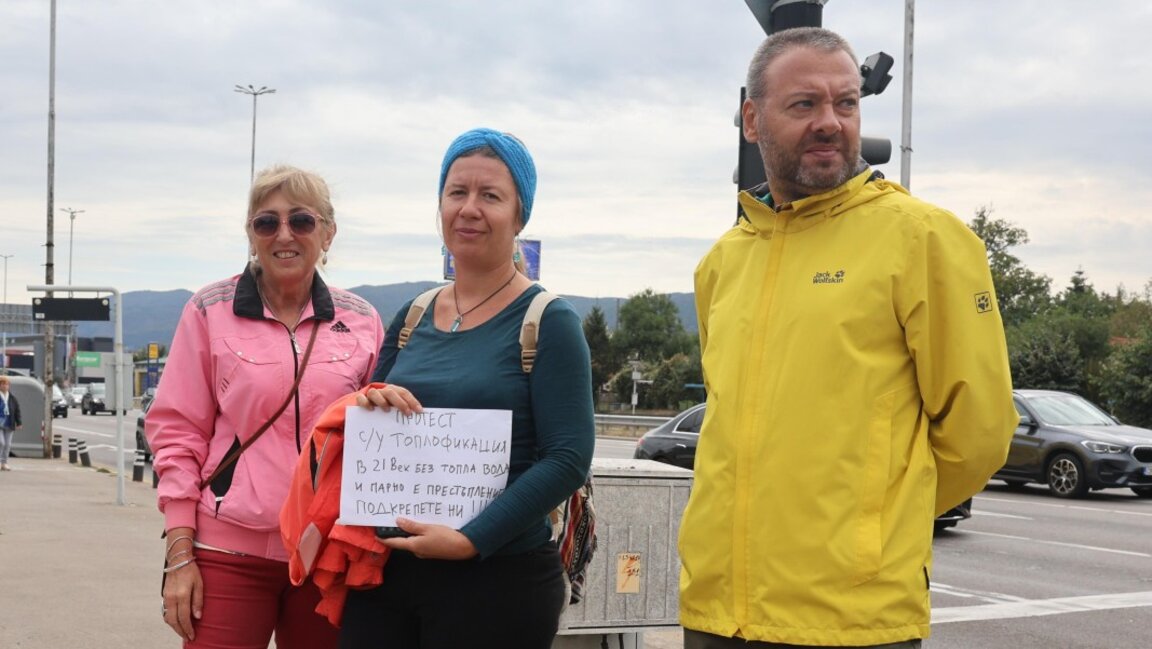 Жители на кв. "Дружба" на пореден протест срещу спирането на топлата вода заради ремонт