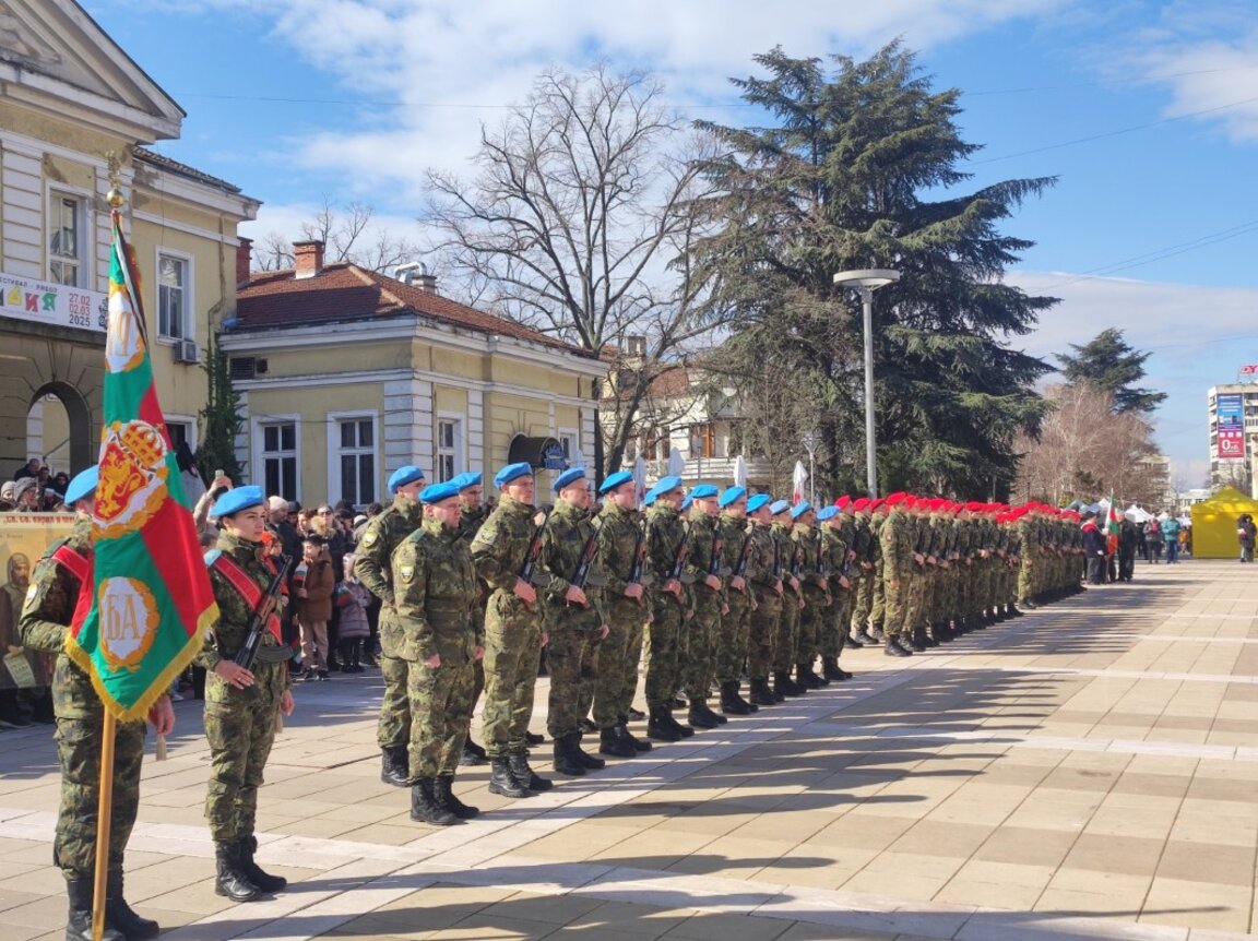 Стотици граждани поднесоха цветя пред паметника на загиналите за Освобождението в Ямбол