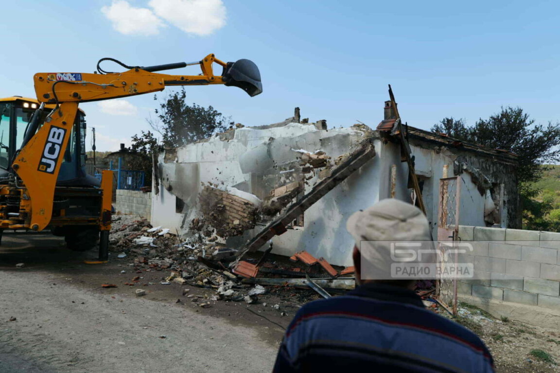 Загубилите домовете си в Белослав се тревожат за зимата (СНИМКИ)