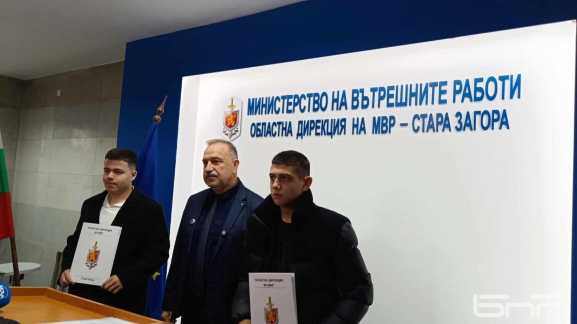 Наградиха две момчета, върнали намерени на улицата 4500 лева